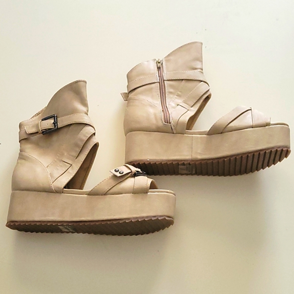 NWOT Platform Sandal